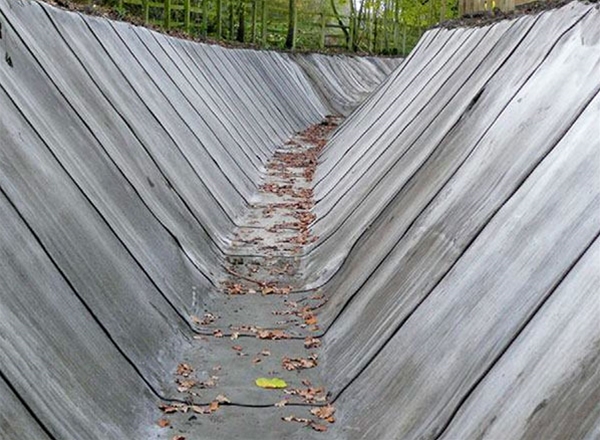 Cement blanket for the ditch