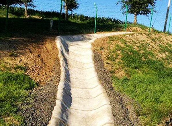 Application of quick-drying cement blanket for ditches